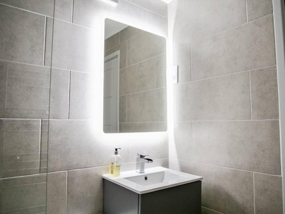 Super Spacious 3 Bedroom And 3 Bathroom Appartamento Londra