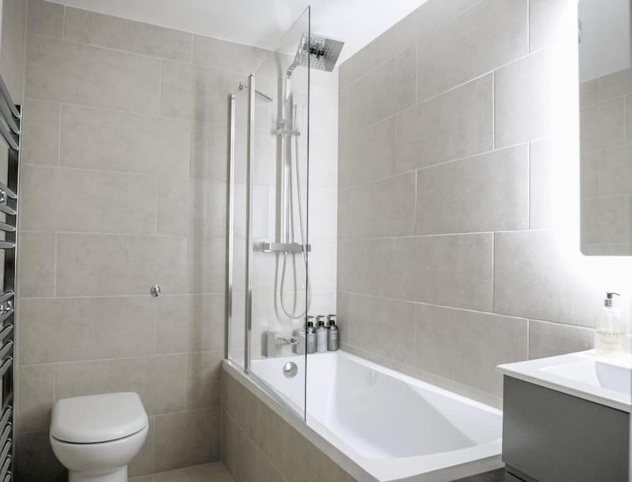 Super Spacious 3 Bedroom And 3 Bathroom * Londra