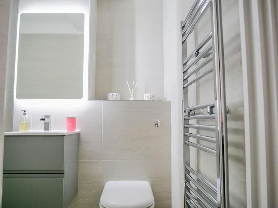 Super Spacious 3 Bedroom And 3 Bathroom Londra