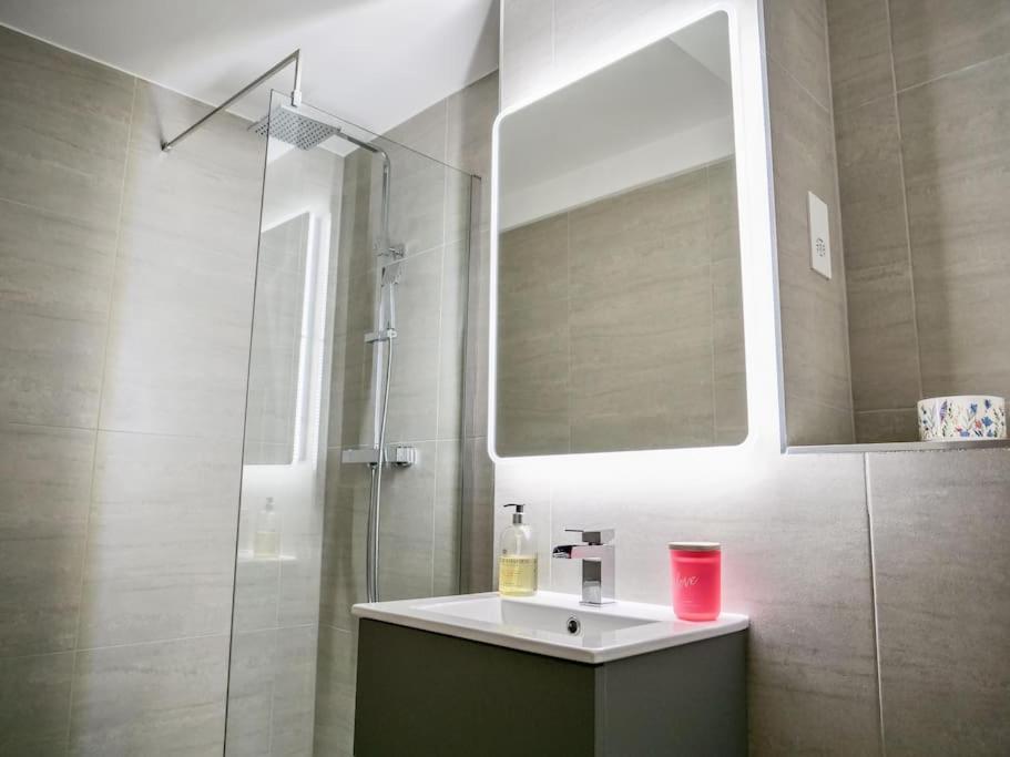 Super Spacious 3 Bedroom And 3 Bathroom * Londra